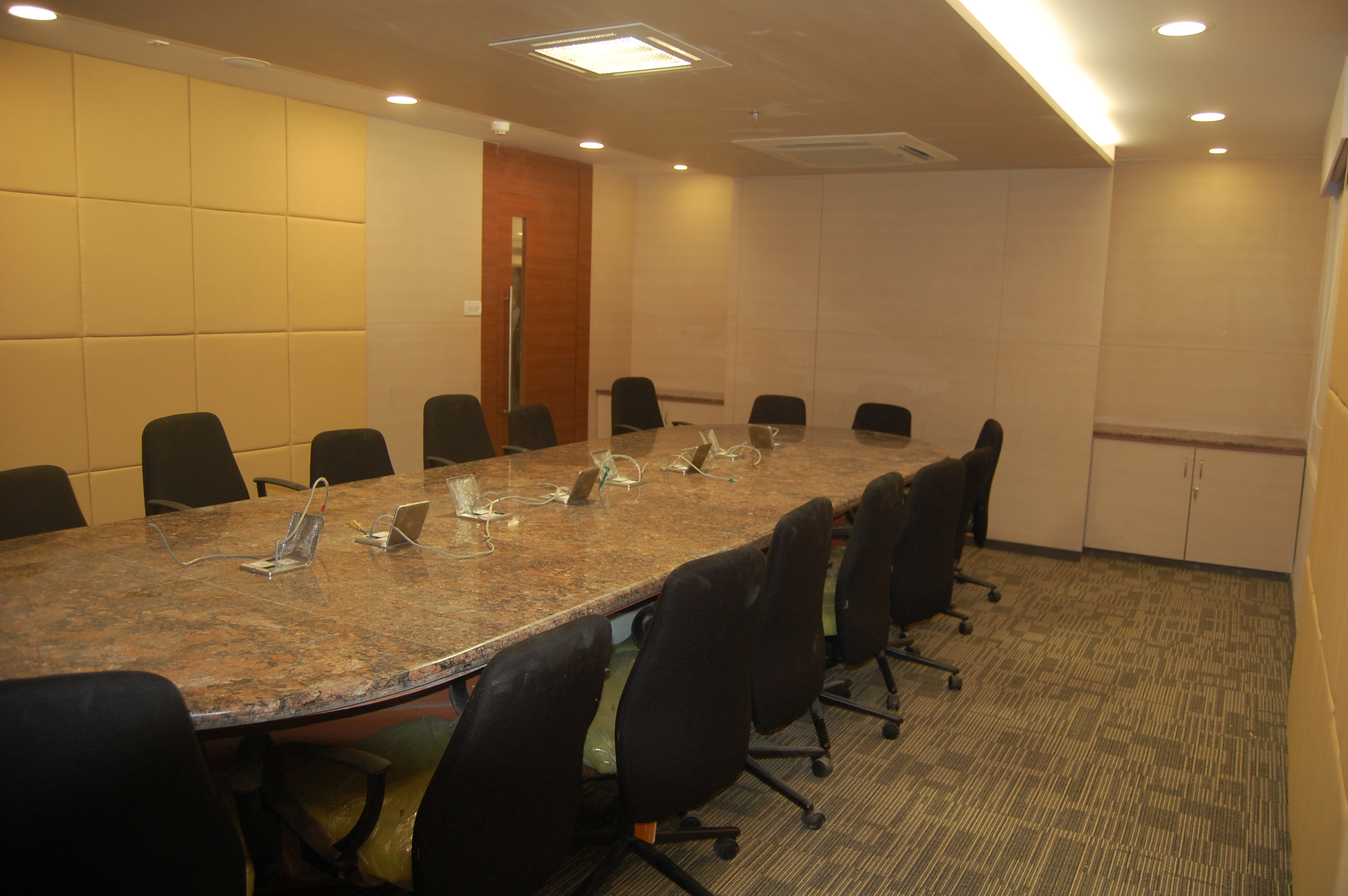 Sustainable office design with plants and natural materials